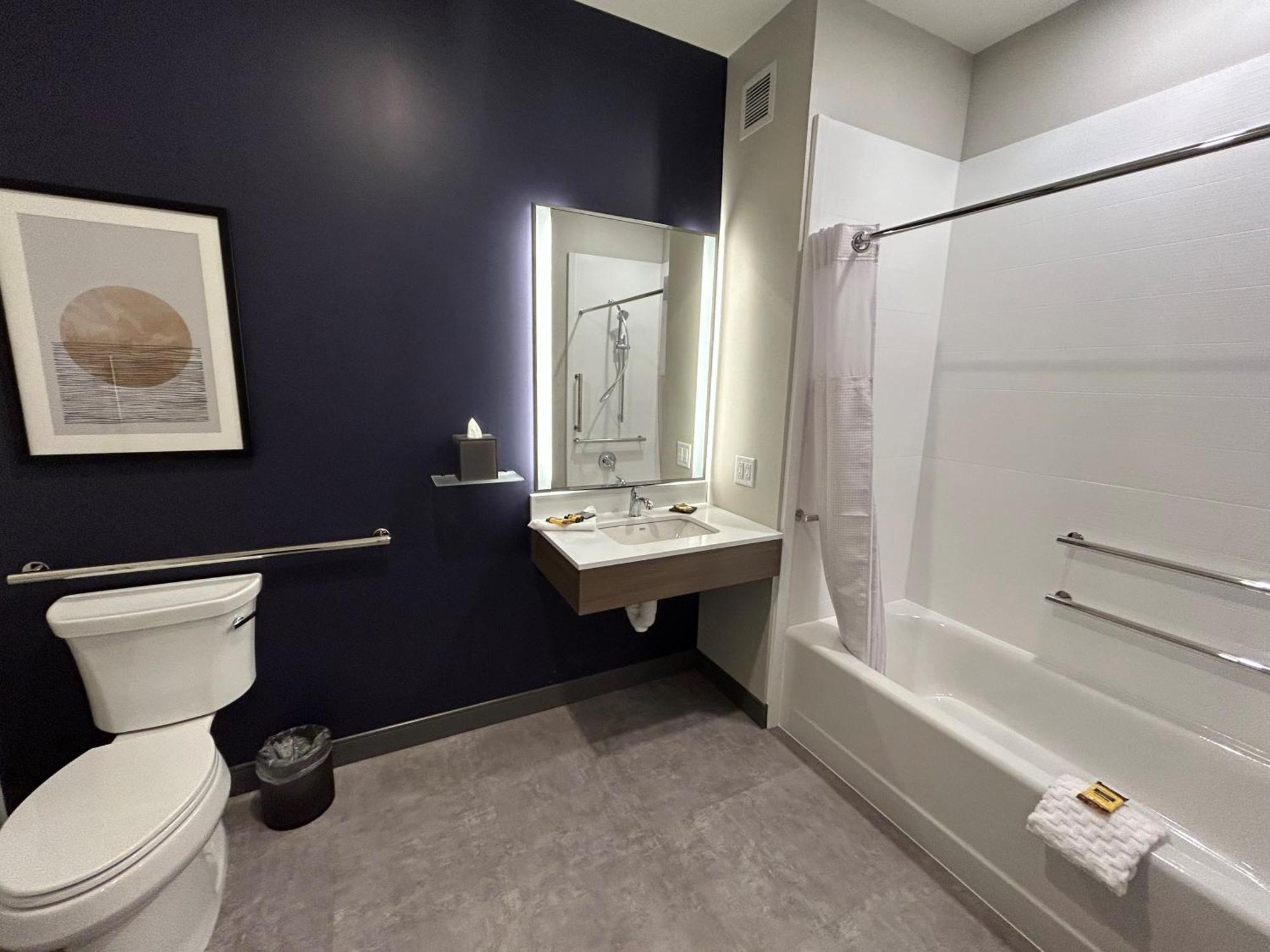 Best Western Plus Marquette Hotel & Suites Exterior photo